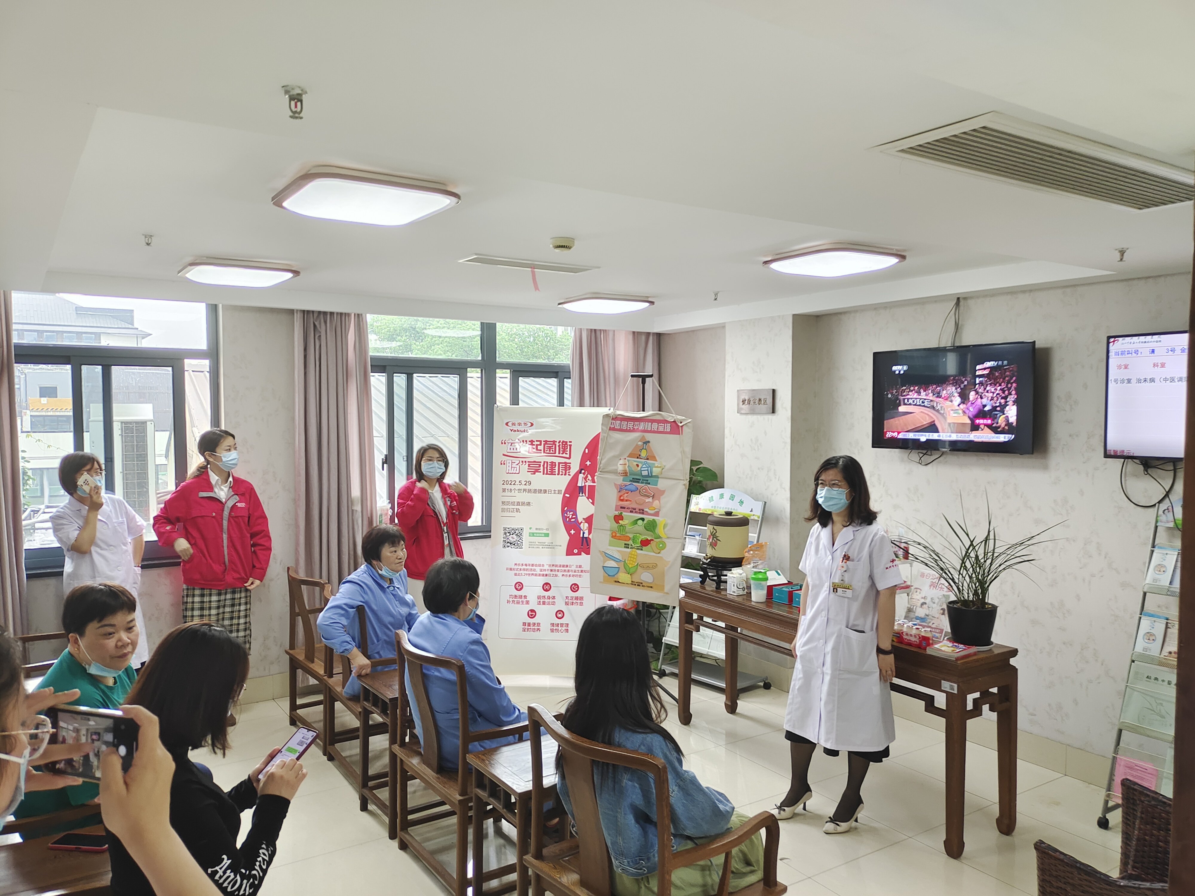 图3:营养科俞科岚主治医师向市民科普营养健康知识.jpg 图3:营养科俞科岚主治医师向市民科普营养健康知识.jpg